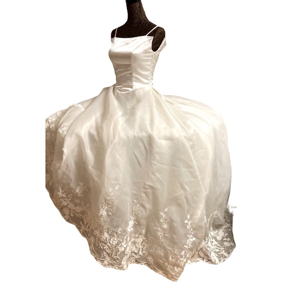 🤍 SATIN AND EMBROIDERED LACE WHITE IVORY DRESS 🤍# 003 - Picture 4 of 16